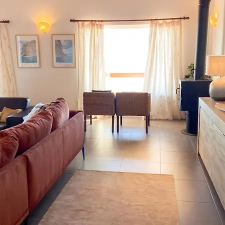 Casa de Férias Spacious House With Sea View In Angra do Heroísmo