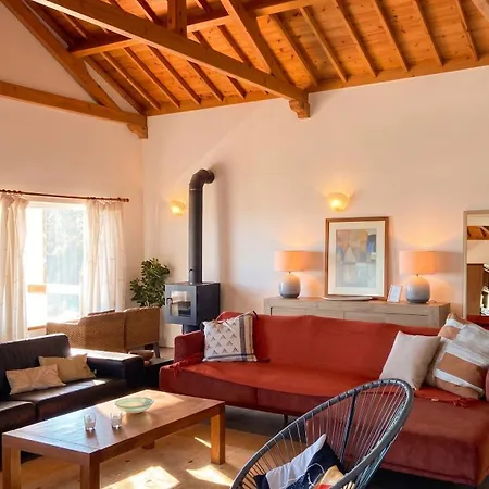 Spacious House With Sea View In *